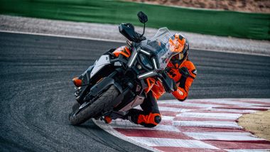 KTM 1390 Super Adventure S e S Evo 2026; a quanto pare, se la cava anche in pista
