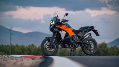 KTM 1390 Super Adventure S e S Evo 2026; riviste le strutture e migliorata l'ergonomia
