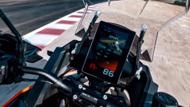 KTM 1390 Super Adventure S, S Evo e R 2026; il nuovo display ''touch'' di 8''