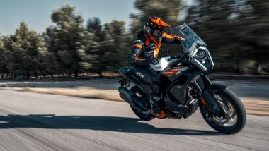 KTM 1390 Super Adventure S e S Evo 2026; la Evo ha di serie il cambio robotizzato automatico AMT