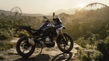 BMW F 450 GS 2026, quattro allestimenti. La versione standard è in nero