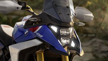 BMW F 450 GS 2026, il faro sottolinea il family feeling con le altre GS, in particolare la 1300