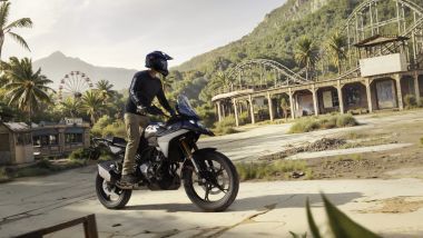 BMW F 450 GS 2026, l'ergonomia è studiata per essere efficace sia da seduti sia in piedi