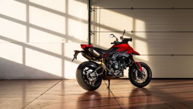 Ducati Hypermotard V2 2026, lo scarico sdoppiato sotto la coda e il faro sospeso riportano al 2005