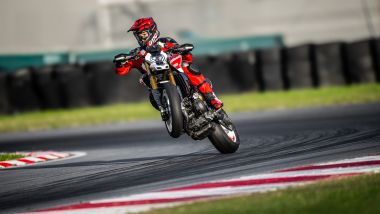 Ducati Hypermotard V2 2026 in azione