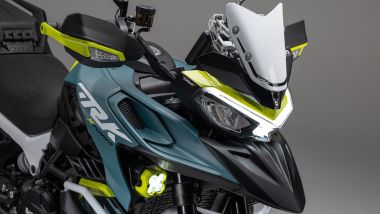 Benelli TRK 902 Xplorer, frecce sui paramani e faretti di serie
