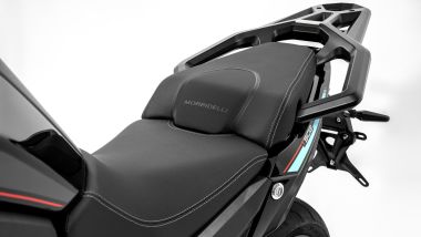 Morbidelli T502 2026, sella in due pezzi e, di serie, un bel portapacchi