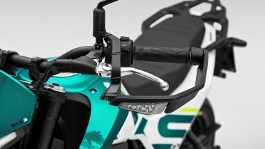 Benelli BKX 125 S 2026, le frecce sono integrate nei paramani