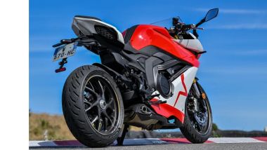 Mash K750 2026, è spinta da un bicilindrico in linea di 730 cc da 75 CV