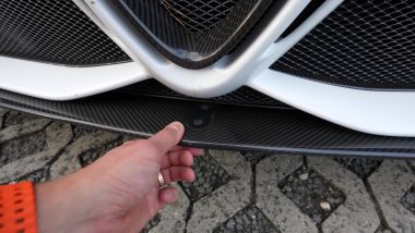 Lo splitter della Giulia GTAm è ritratto, non esteso come dovrebbe per l'uso in pista