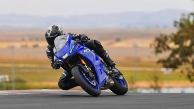Yamaha R7 2026, nuova posizione di guida