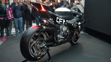 CFMoto SBK V4 1000 Concept, fanaleria full LED e doppio scarico laterale sovrapposto