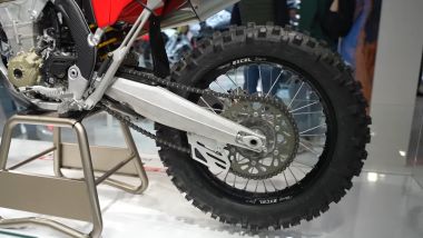 Ducati Desmo450 Enduro 2026, cerchio posteriore di 18'' e monoammortizzatore Showa completamente regolabile