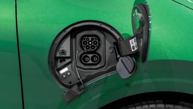 Di serie, ricarica in AC a 6,6 kW