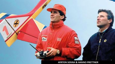 Ayrton Senna con il telecomando dell'aereo, accanto a Hanno Prettner