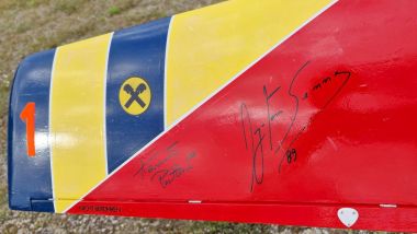 Le firme di Senna e Prettner sull'ala del Senna Speed