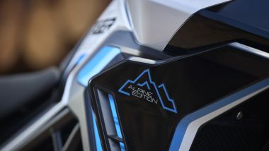 Triumph Tiger 900 e 1200, la versione speciale su base GT Pro è la Alpine Edition