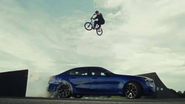 Billy Perry salta con la bici una BMW M5 di traverso