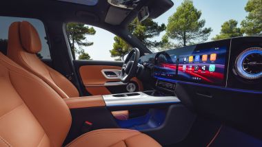 Nuova Mercedes GLB 2026, triplo schermo sulla plancia