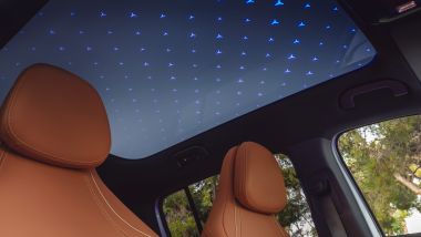 Nuova Mercedes GLB 2026, il cielo illuminato dalle luci ambient