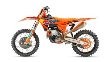 Le KTM SX-F Factory Edition 2026. Hanno le grafiche del Team ufficiale e si possono avere coi numeri di Tomac o Plessinger