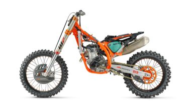 Le KTM SX-F Factory Edition 2026. ''Svestite'' sono ancora più belle. Telaio in acciaio, forcellone in alluminio 