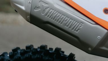 Le KTM SX-F Factory Edition 2026. Anche grazie al nuovo silenziatore rispettano il limite FIM di 109 dB