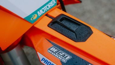Le KTM SX-F Factory Edition 2026. La Connectivity Unit Offroad (CUO) annegata nel parafango anteriore