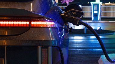 Auto elettrica in ricarica: radiazioni trascurabili, secondo ADAC