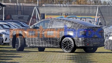 BMW iX4 2026 rimpiazzerà la X4 termica, che non verrà sostituita