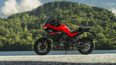 Suzuki SV-7GX, il confronto con le crossover ''entry'' icone di categoria: in foto, la Yamaha Tracer 7