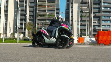 Yamaha Tricity 125 2025, in piega la doppia ruota anteriore è un vantaggio impareggiabile d'inverno