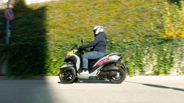 Yamaha Tricity 125 2025, comoda ma ''attiva'' la posizione in sella