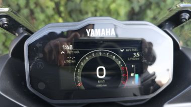 Yamaha Tricity 125 2025, lo strumento TFT è ricco di informazioni, connesso e dotato di navigazione