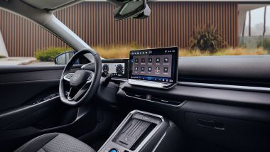 Nuova Volkswagen T-Roc 2026, volante e strumentazione