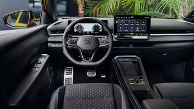 Nuova Volkswagen T-Roc 2026, interni dell'allestimento R-Line