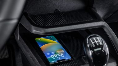 La ricarica wireless è di serie (foto: DR Automobiles)