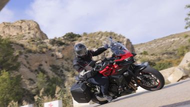 Honda CB1000GT, buono il comportamento delle sospensioni