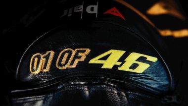 UNICEF mette all'asta tuta e casco di Valentino Rossi. Il dettaglio della numerazione
