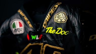 UNICEF mette all'asta tuta e casco di Valentino Rossi. Chi non vorrebbe avere la tuta del Dottore?