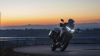 Ducati Multistrada V4 Rally 2026, il DRL è una firma distintiva super riconoscibile... e che fascino al tramonto