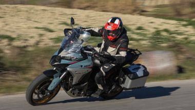 Ducati Multistrada V4 Rally 2026, in piega scende svelta e precisa nonostante l'escursione extra