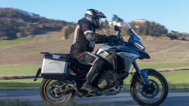 Ducati Multistrada V4 Rally 2026, la posizione di guida con sella standard