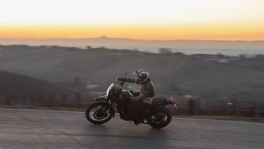 Royal Enfield Himalayan Mana Black, &egrave; ''rotonda'' e stabile