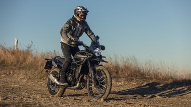 Royal Enfield Himalayan Mana Black, l'avantreno è rassicurante anche sui fondi ''molli''