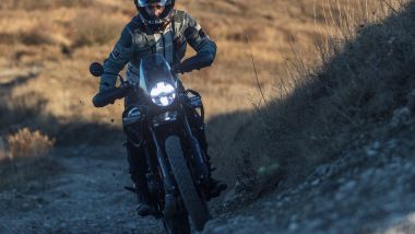 Royal Enfield Himalayan Mana Black, piace (e rassicura) anche sui fondi ''scassati''