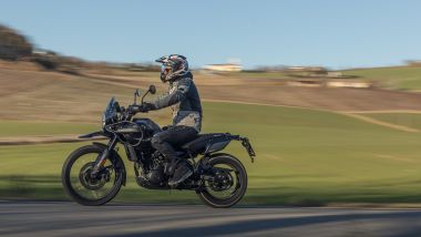 Royal Enfield Himalayan Mana Black, la sella pi&ugrave; alta rispetto alla standard avvantaggia i piloti di statura generosa