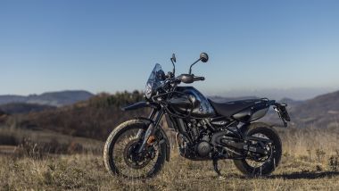 Royal Enfield Himalayan Mana Black, è disponibile in una sola colorazione, su base nera