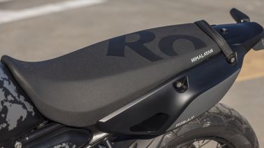 Royal Enfield Himalayan Mana Black, la differenza principale con la versione standard è la parte posteriore
