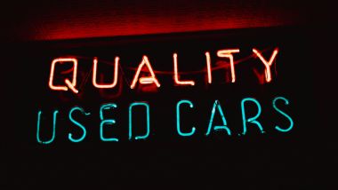 Insegna di un rivenditore di auto usate - Foto di Samuel Regan-Asante su Unsplash